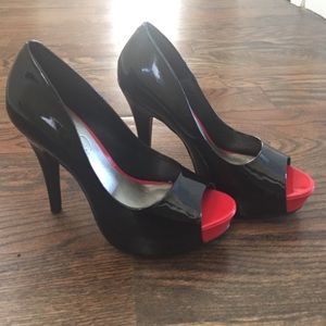 Jessica Stimson black pumps